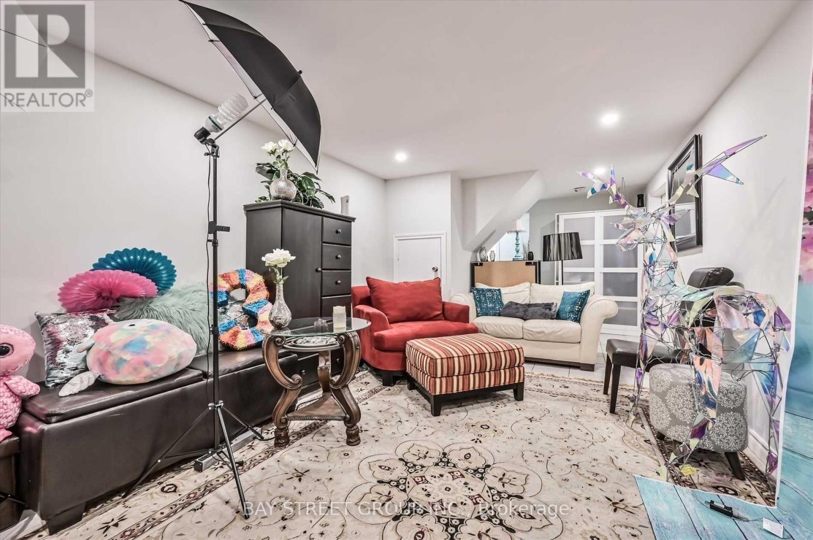 39 Barrington Crescent, Brampton, Ontario  L6Z 1N2 - Photo 5 - W12764768