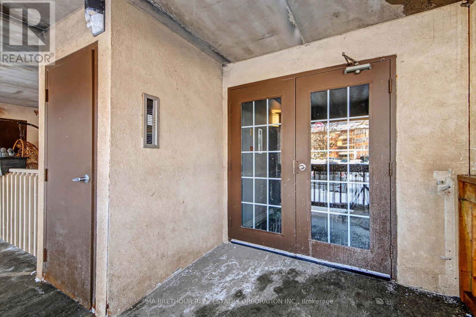 106 - 4003 Kilmer Drive, Burlington, Ontario  L7M 4M1 - Photo 3 - W12764792