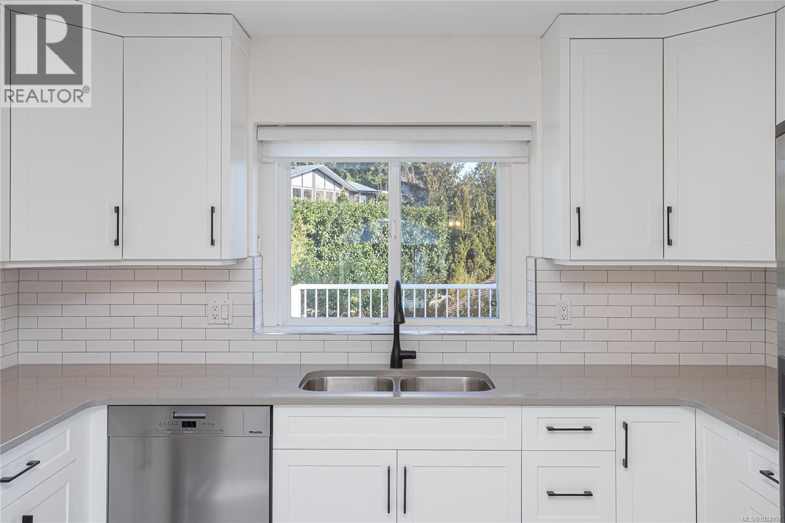 521 Pamela Pl, Saanich, British Columbia  V8Z 4H1 - Photo 10 - 1024957