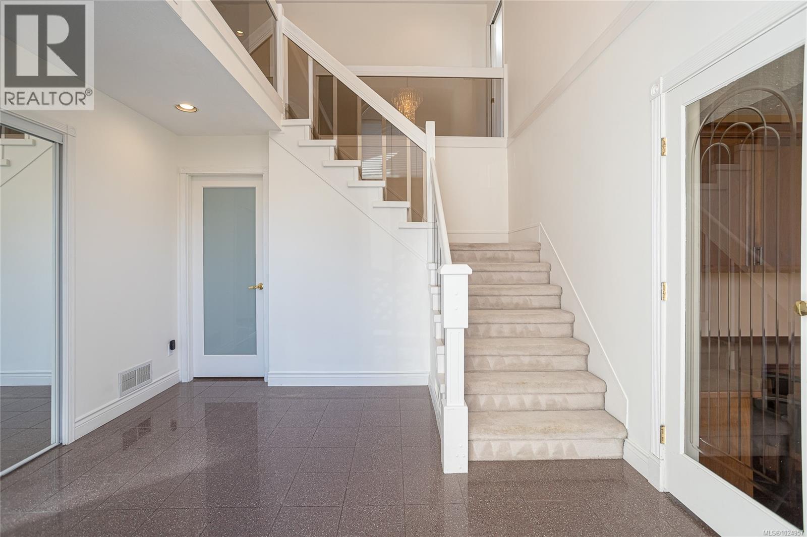 521 Pamela Pl, Saanich, British Columbia  V8Z 4H1 - Photo 2 - 1024957