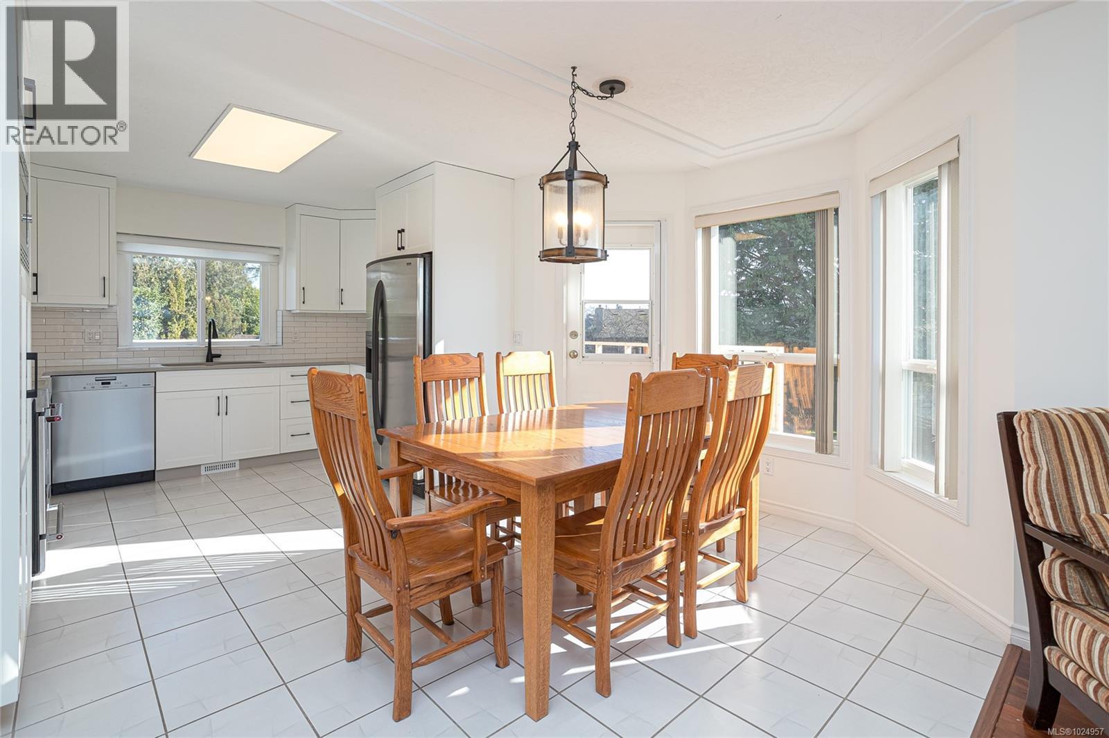 521 Pamela Pl, Saanich, British Columbia  V8Z 4H1 - Photo 7 - 1024957