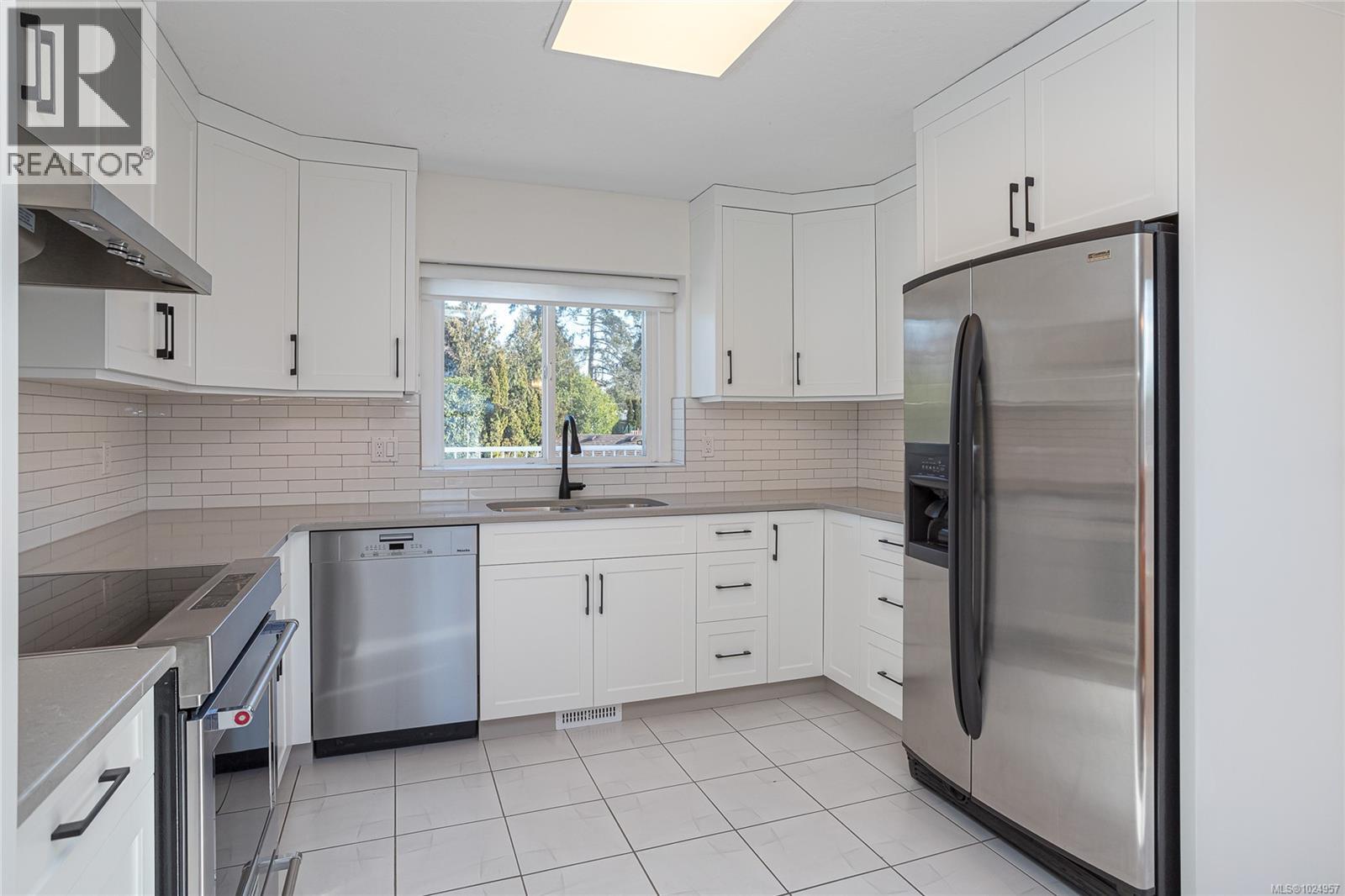 521 Pamela Pl, Saanich, British Columbia  V8Z 4H1 - Photo 9 - 1024957