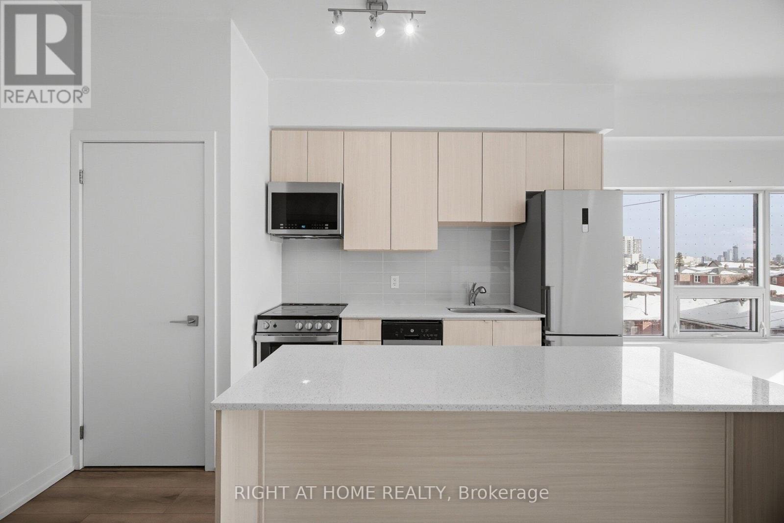 2433 Dufferin Street, Toronto (Briar Hill-Belgravia), Ontario  M6E 0B4 - Photo 8 - W12760532