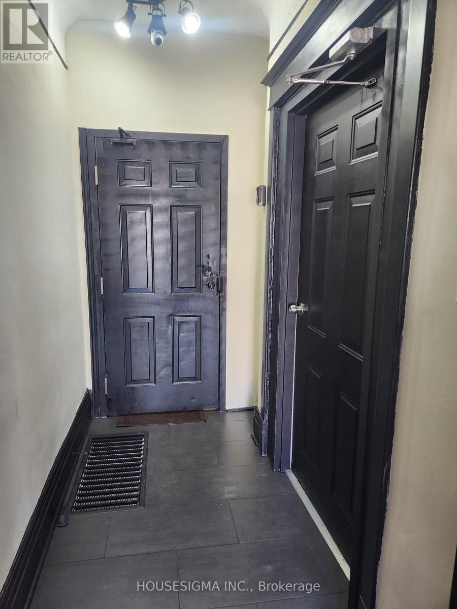 256 Woodbine Avenue, Toronto (The Beaches), Ontario  M4L 3P2 - Photo 5 - E12764806