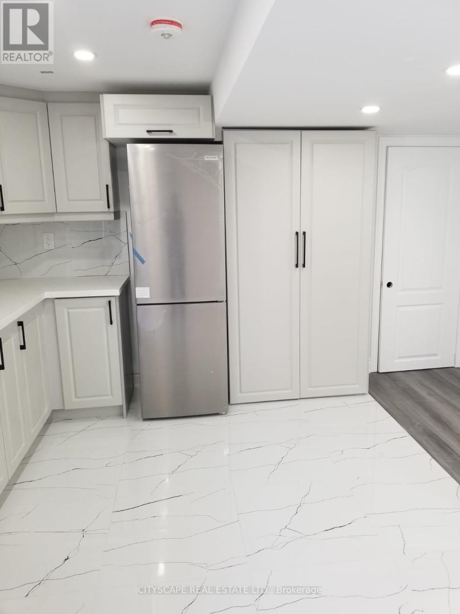 Lower - 3207 Pebblewood Road, Mississauga, Ontario  L5N 6P5 - Photo 10 - W12764816