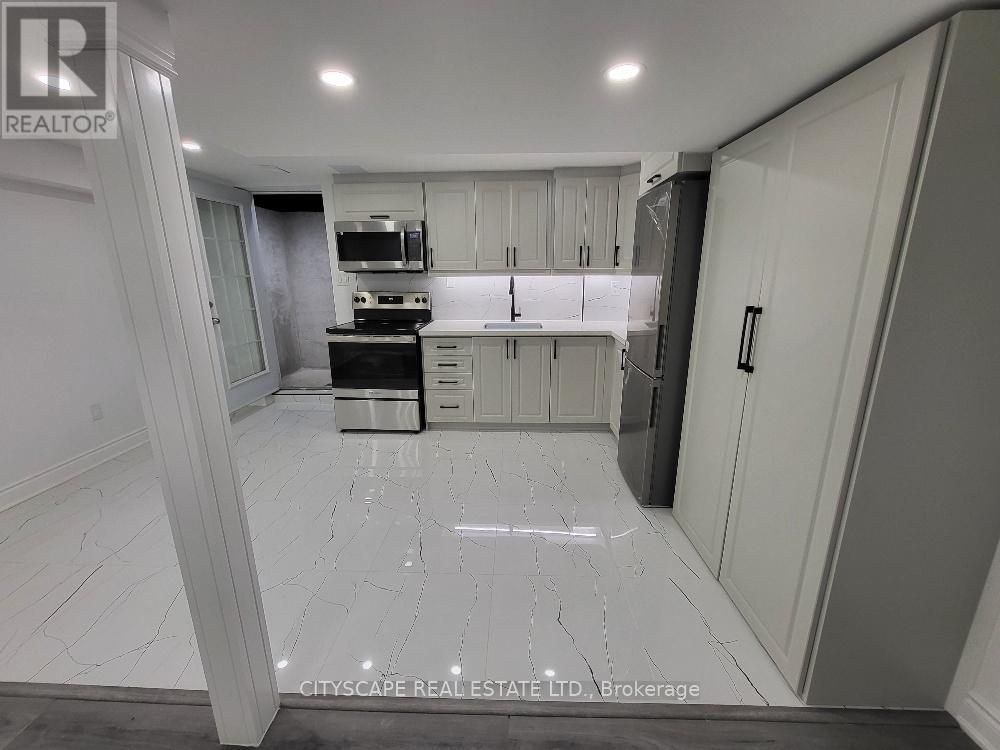 Lower - 3207 Pebblewood Road, Mississauga, Ontario  L5N 6P5 - Photo 4 - W12764816