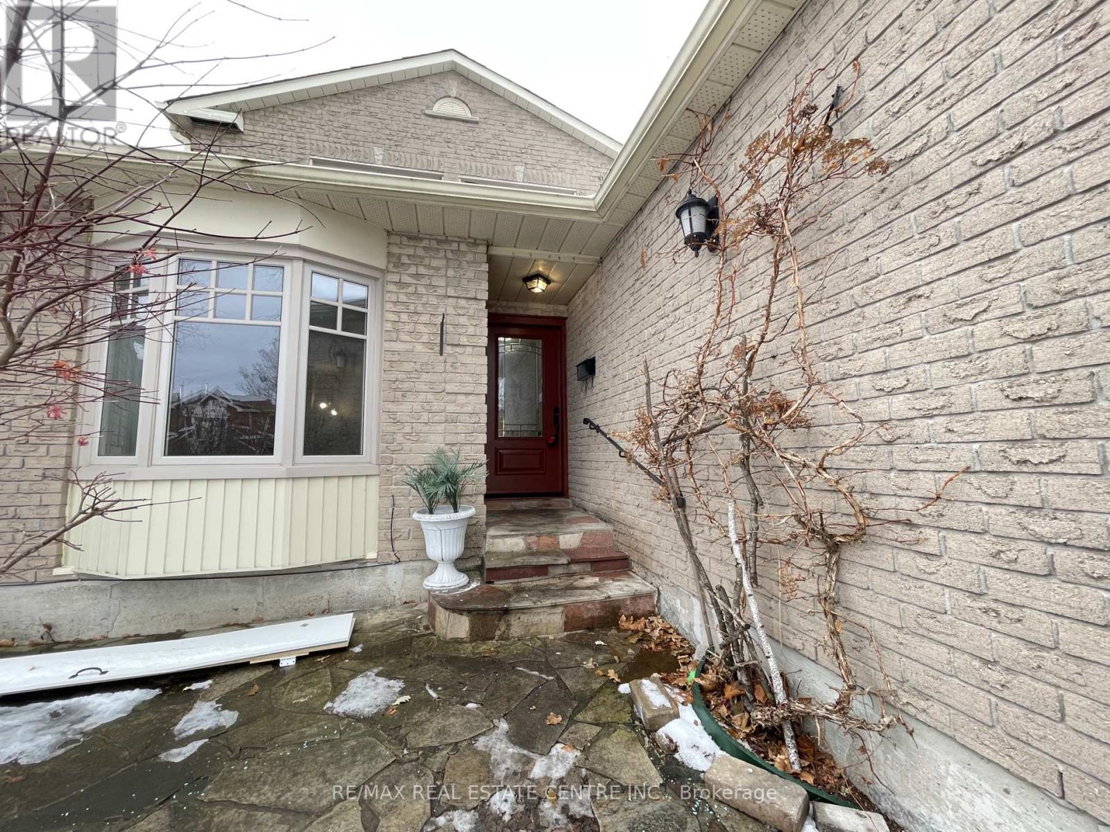 Main & 2nd Floor - 3216 Dovetail Mews, Mississauga, Ontario  L5L 5K3 - Photo 4 - W12764818
