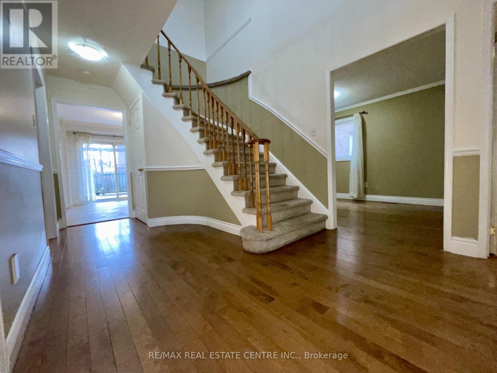 Main & 2nd Floor - 3216 Dovetail Mews, Mississauga, Ontario  L5L 5K3 - Photo 5 - W12764818