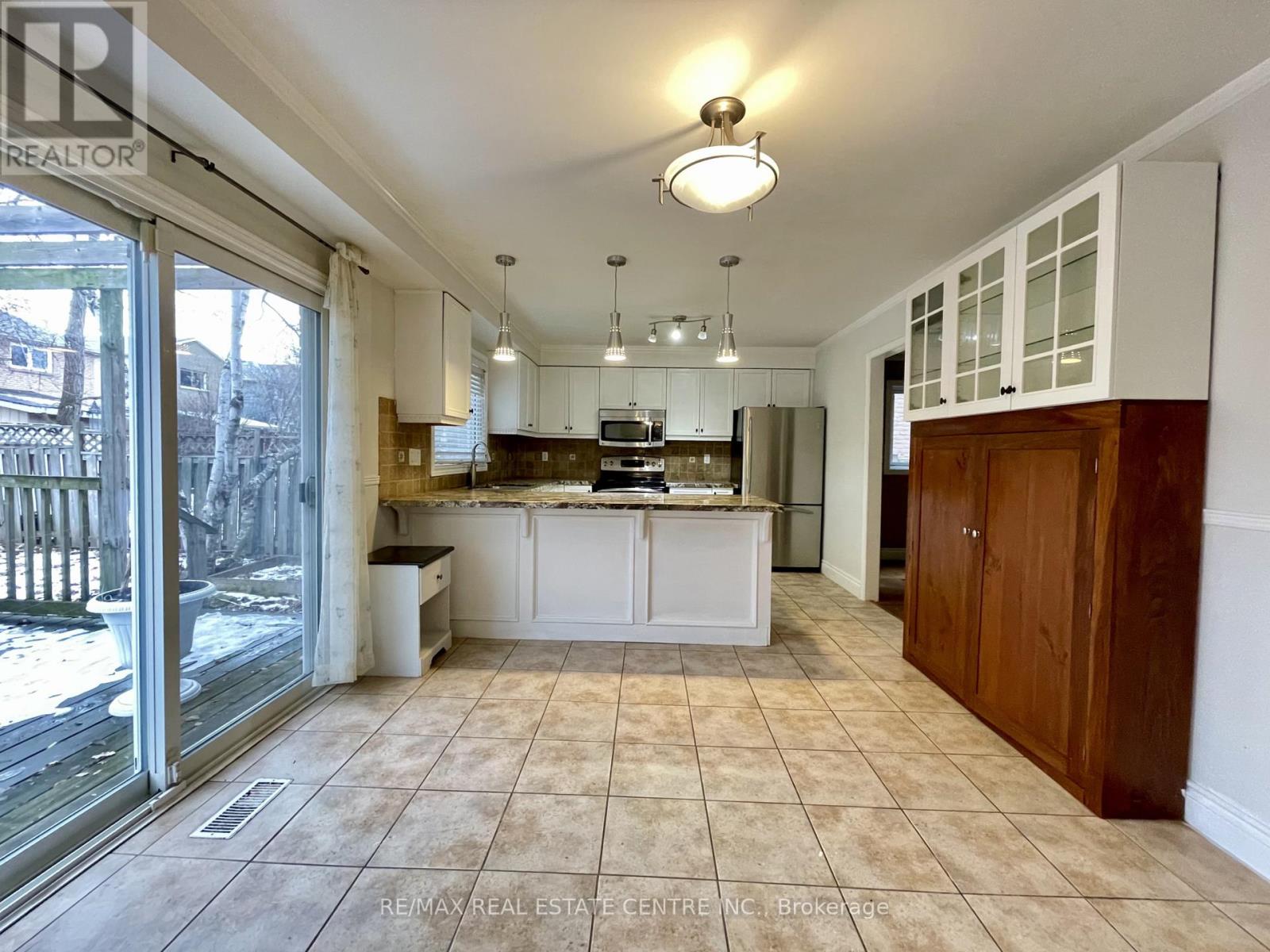 Main & 2nd Floor - 3216 Dovetail Mews, Mississauga, Ontario  L5L 5K3 - Photo 8 - W12764818