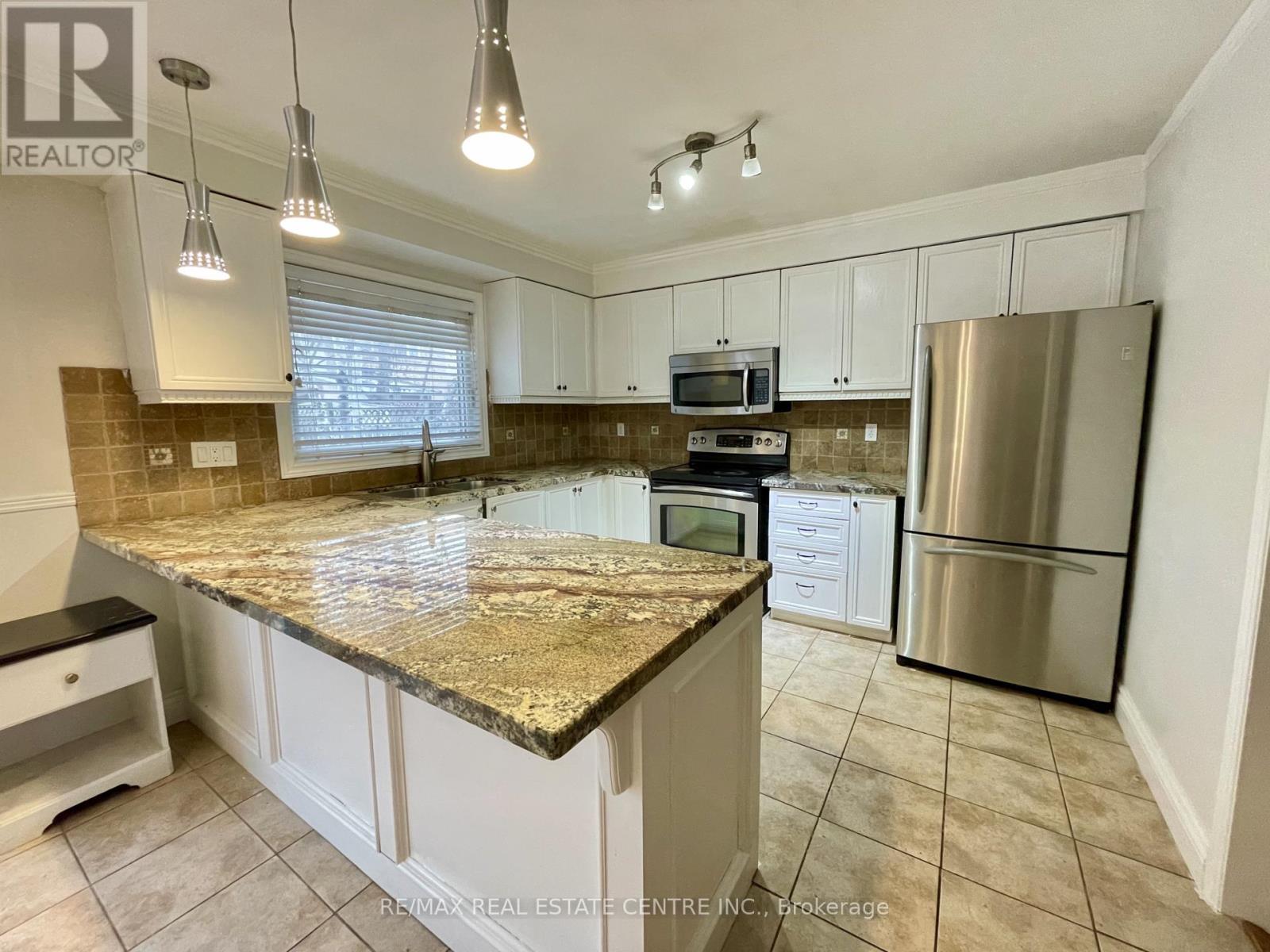 Main & 2nd Floor - 3216 Dovetail Mews, Mississauga, Ontario  L5L 5K3 - Photo 9 - W12764818