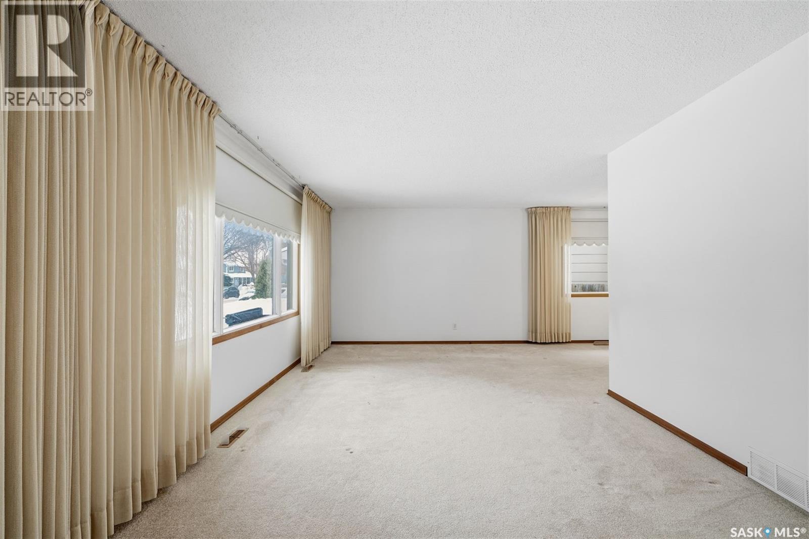 121 Simon Fraser Crescent, Saskatoon, Saskatchewan  S7H 3S9 - Photo 3 - SK028044