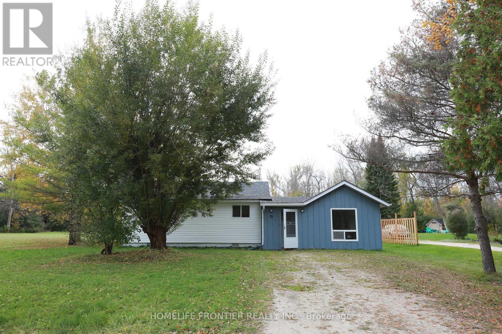 19 Betty Boulevard, Wasaga Beach, Ontario  L9Z 2Y4 - Photo 1 - S12761356