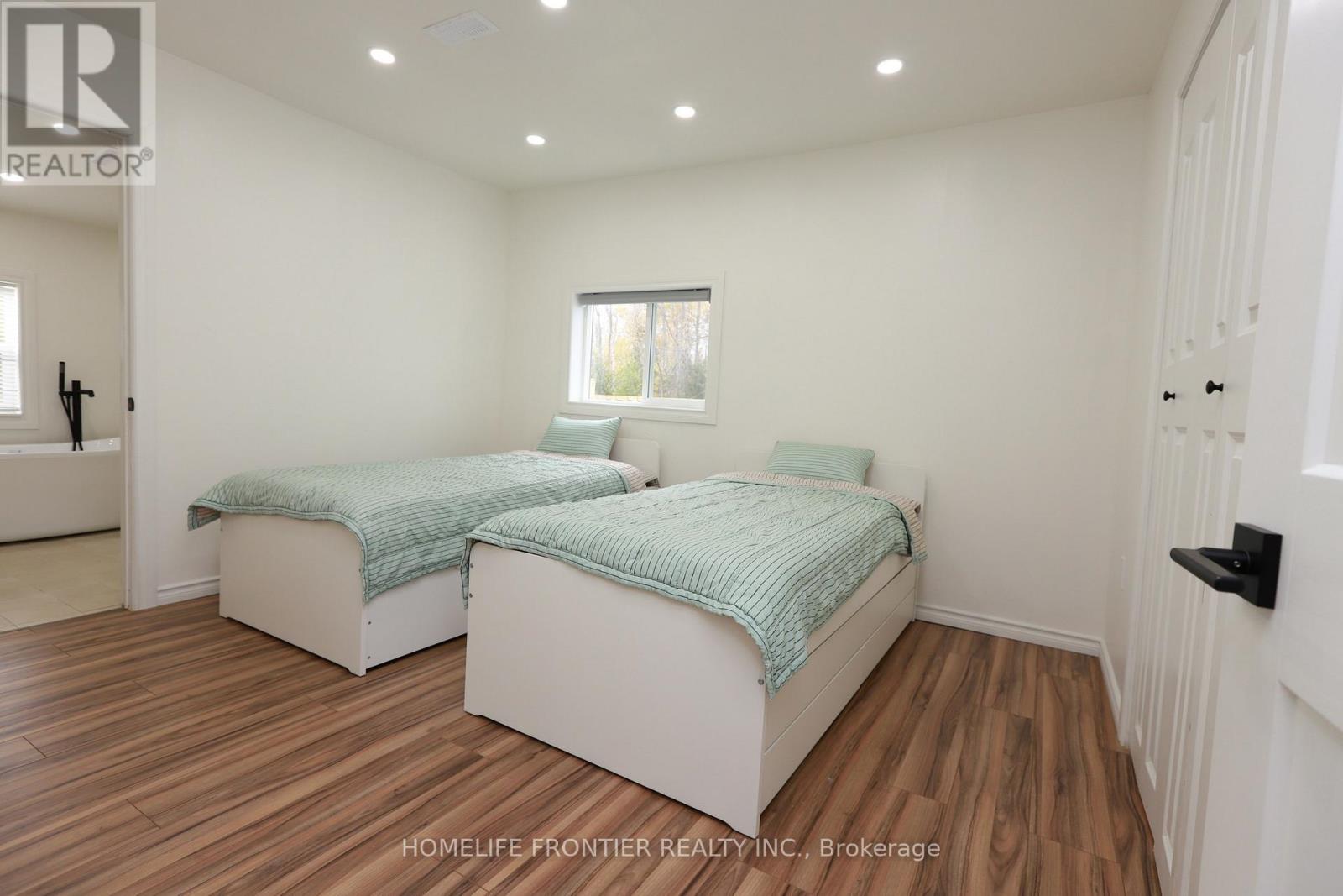 19 Betty Boulevard, Wasaga Beach, Ontario  L9Z 2Y4 - Photo 7 - S12761356