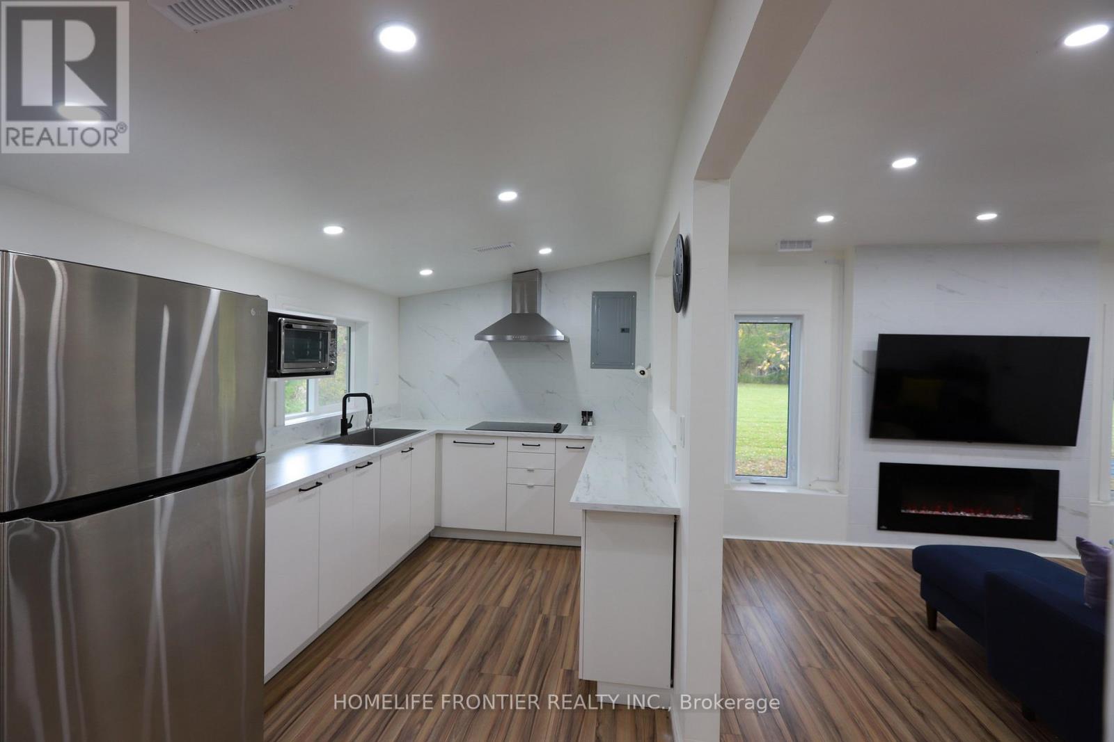 19 Betty Boulevard, Wasaga Beach, Ontario  L9Z 2Y4 - Photo 3 - S12761356