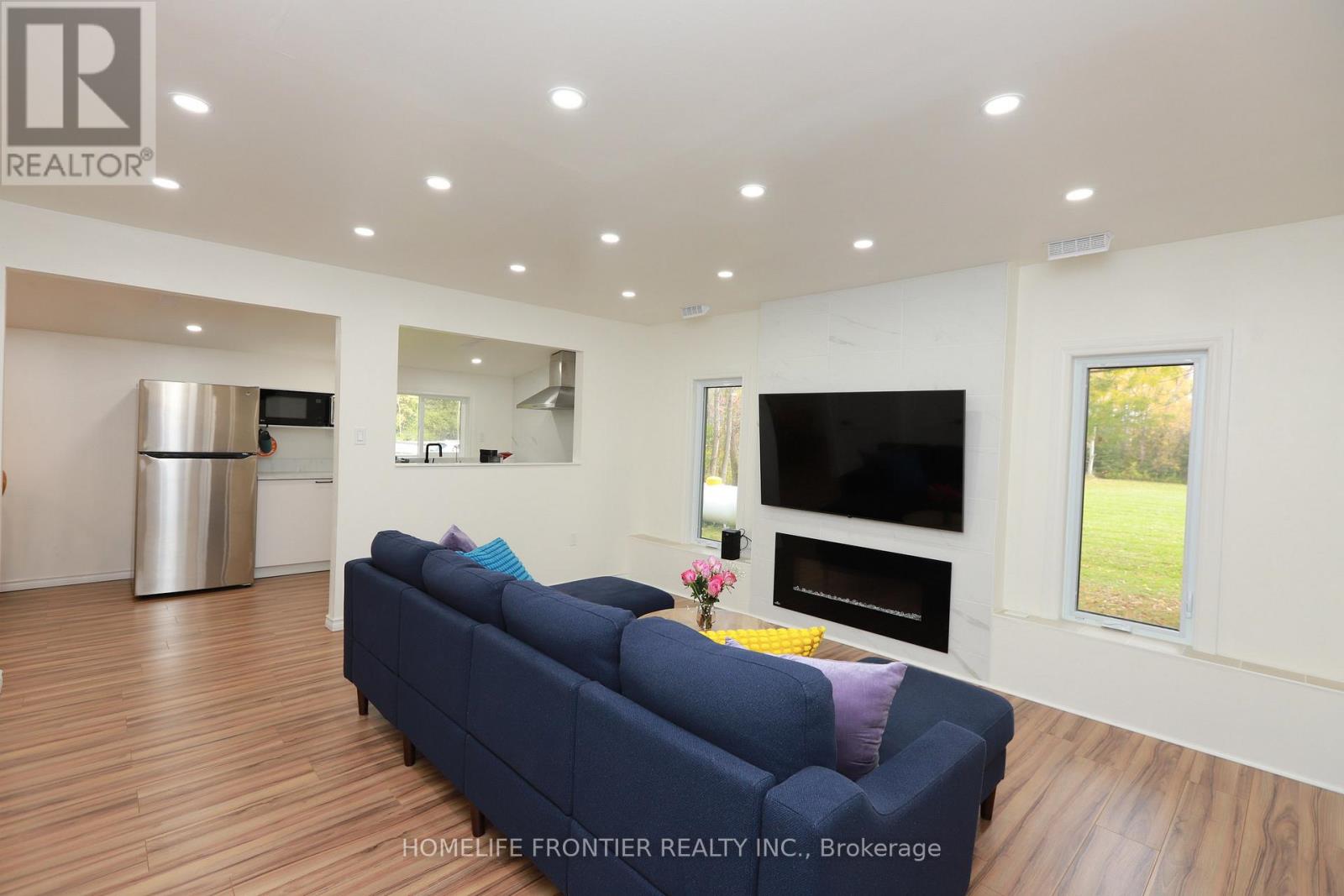 19 Betty Boulevard, Wasaga Beach, Ontario  L9Z 2Y4 - Photo 4 - S12761356