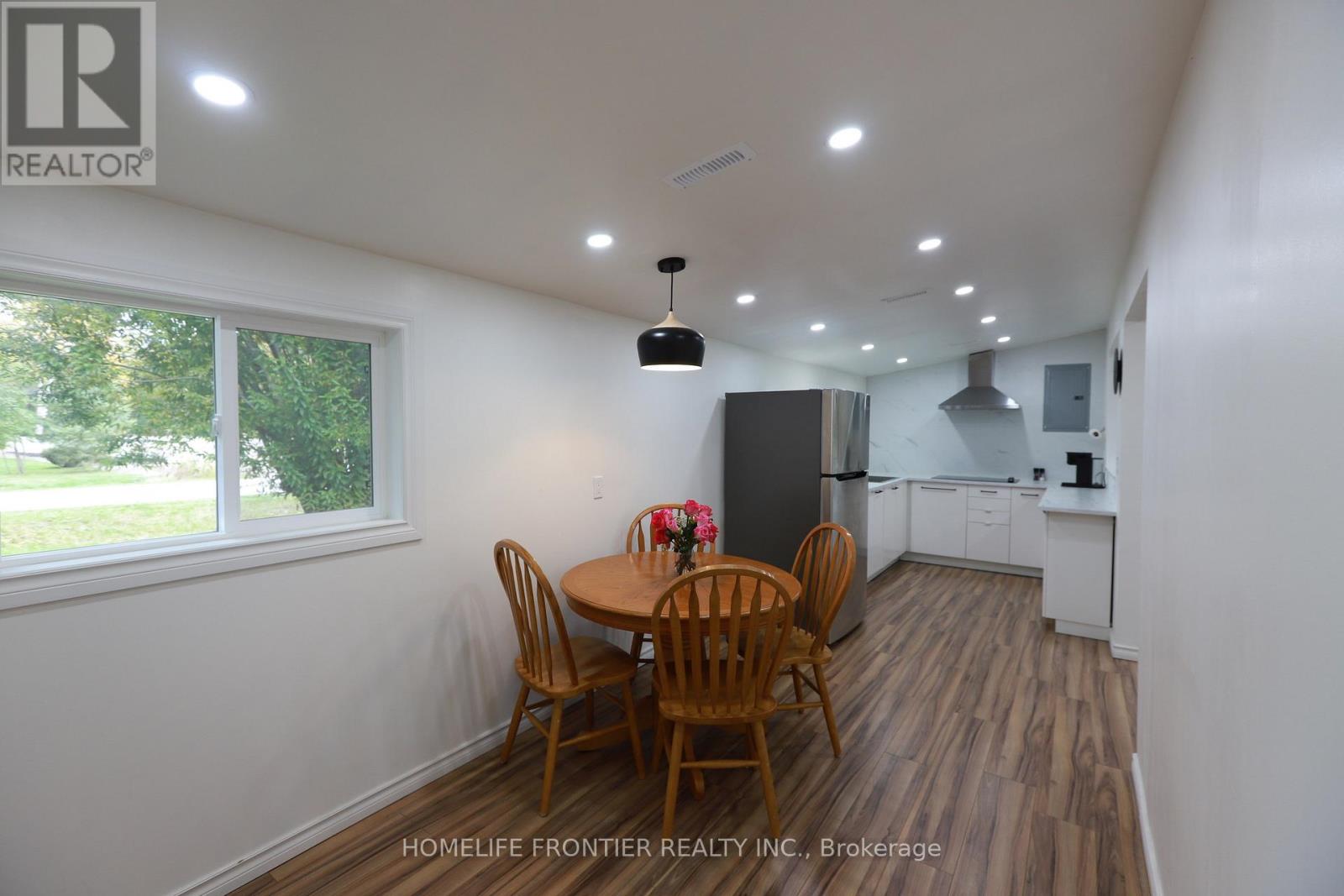 19 Betty Boulevard, Wasaga Beach, Ontario  L9Z 2Y4 - Photo 2 - S12761356