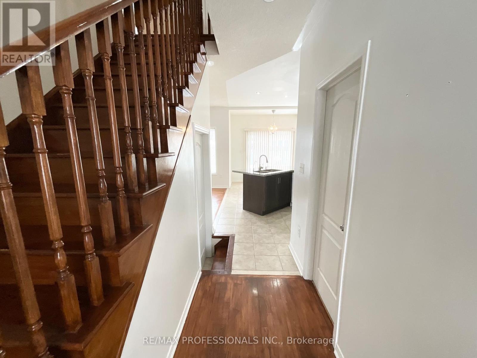 3056 Mcdowell Drive, Mississauga, Ontario  L5M 6J4 - Photo 7 - W12764862