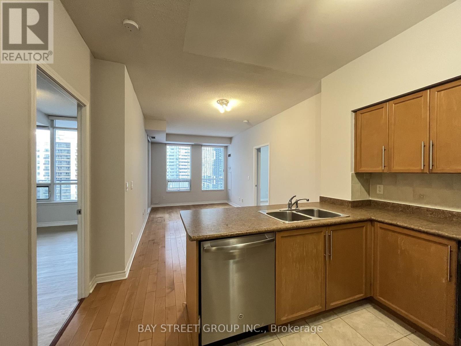 1101 - 388 Prince Of Wales Drive, Mississauga, Ontario  L5B 0A1 - Photo 5 - W12660156