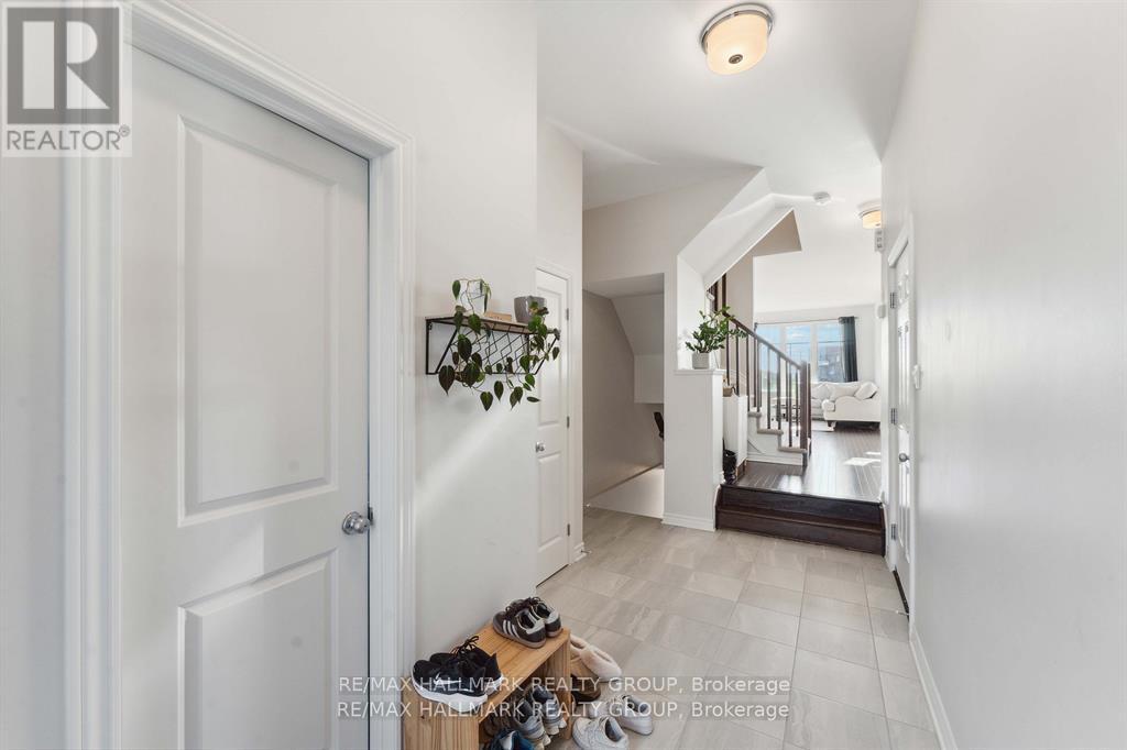 203 Finsbury Avenue, Ottawa, Ontario  K2S 2P8 - Photo 3 - X12764974