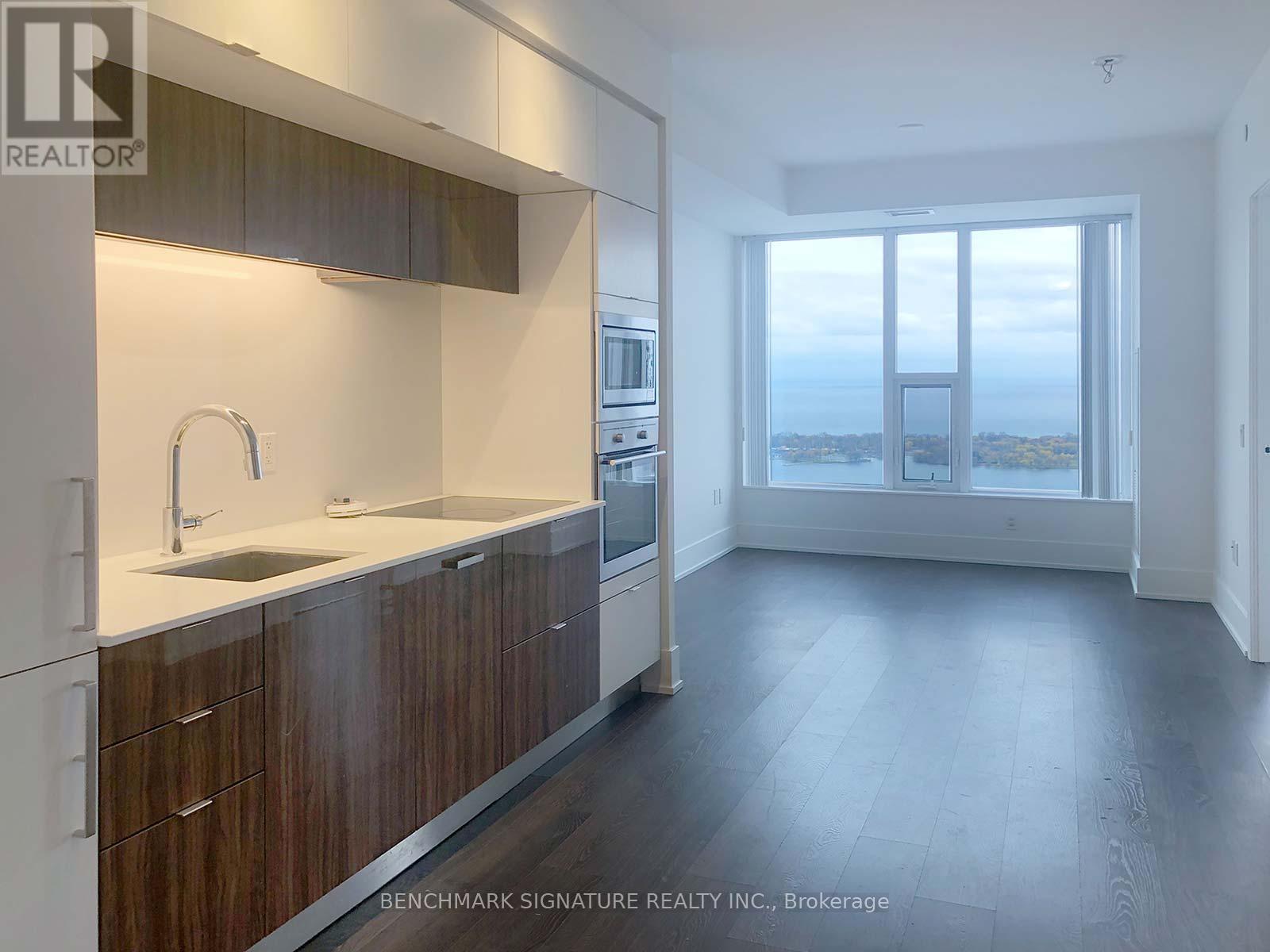 5807 - 10 York Street, Toronto (Waterfront Communities), Ontario  M5J 0E1 - Photo 2 - C12764546