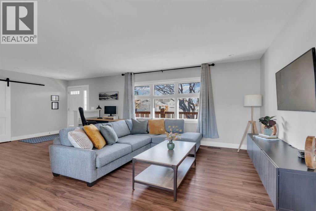 19 Garrick Drive Sw, Calgary, Alberta  T3E 5B4 - Photo 4 - A2284137