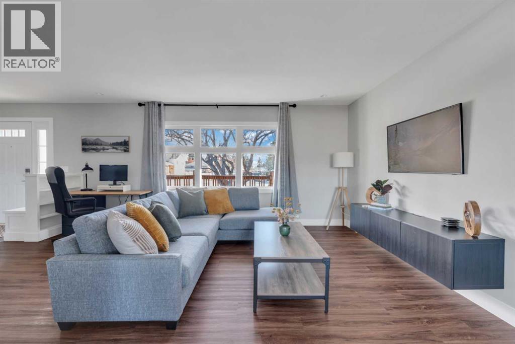 19 Garrick Drive Sw, Calgary, Alberta  T3E 5B4 - Photo 5 - A2284137