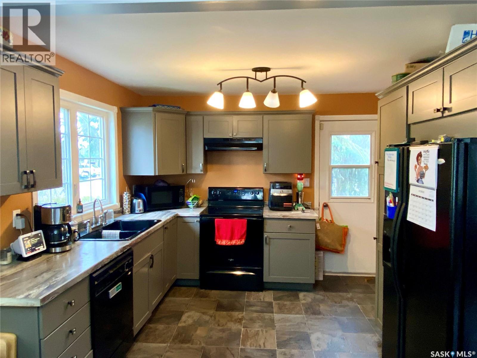 204 4th Street E, Carnduff, Saskatchewan  S0C 0S0 - Photo 2 - SK020886