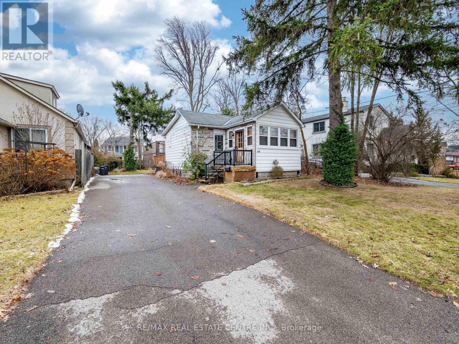 64 Eaglewood Boulevard, Mississauga (Mineola), Ontario  L5G 1V4 - Photo 2 - W12765056