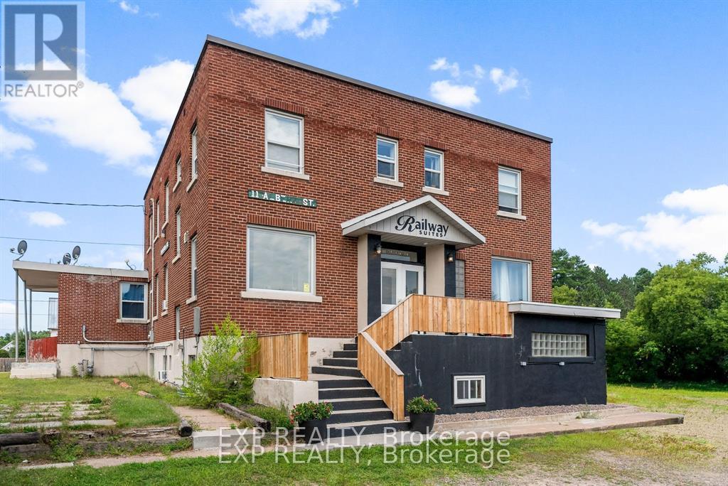 11 Albert Street, Laurentian Hills, Ontario  K0J 1J0 - Photo 1 - X12765070