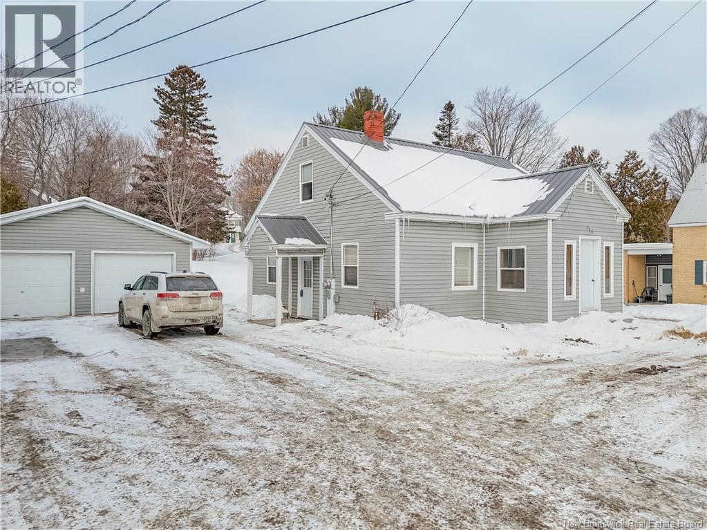 <h3>$400,000</h3><p>459 Main Street, Woodstock, New Brunswick</p>