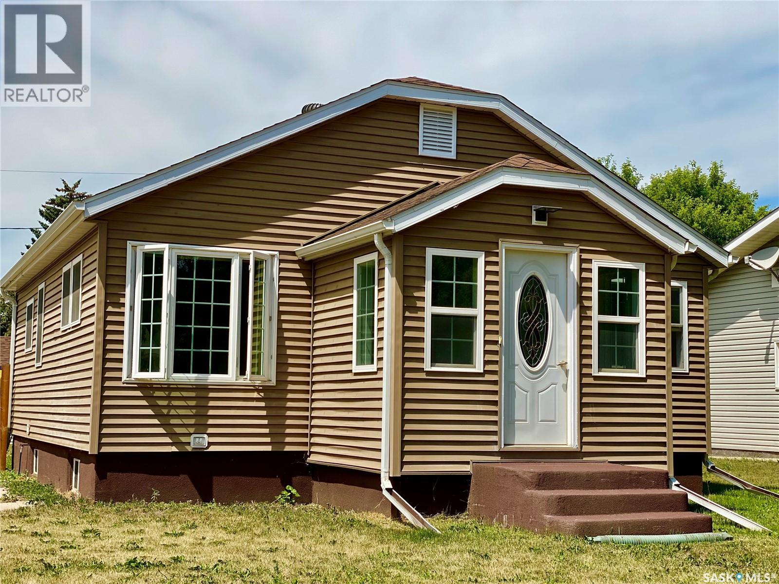 120 3rd Street W, Carnduff, Saskatchewan  S0C 0S0 - Photo 2 - SK011844