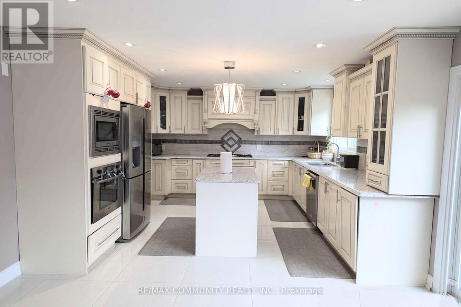 81 Oxford Street, Richmond Hill (Mill Pond), Ontario  L4C 4L6 - Photo 2 - N12765074