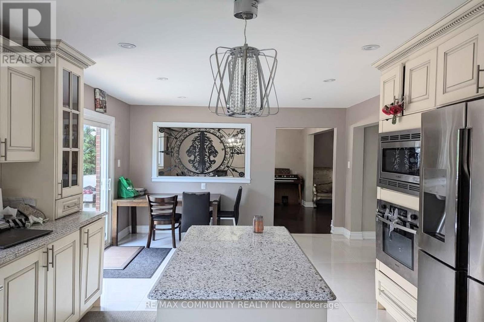 81 Oxford Street, Richmond Hill (Mill Pond), Ontario  L4C 4L6 - Photo 3 - N12765074