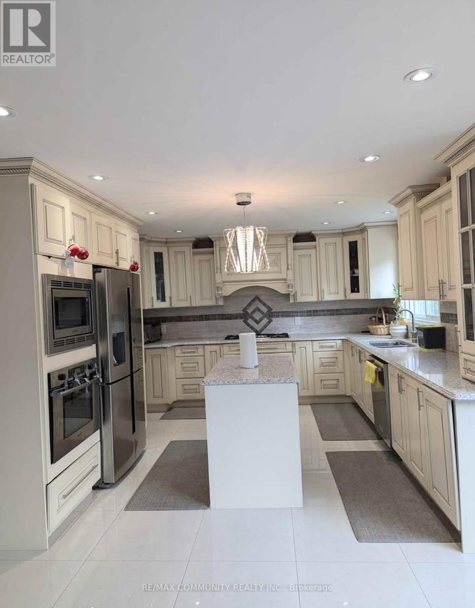 81 Oxford Street, Richmond Hill (Mill Pond), Ontario  L4C 4L6 - Photo 4 - N12765074