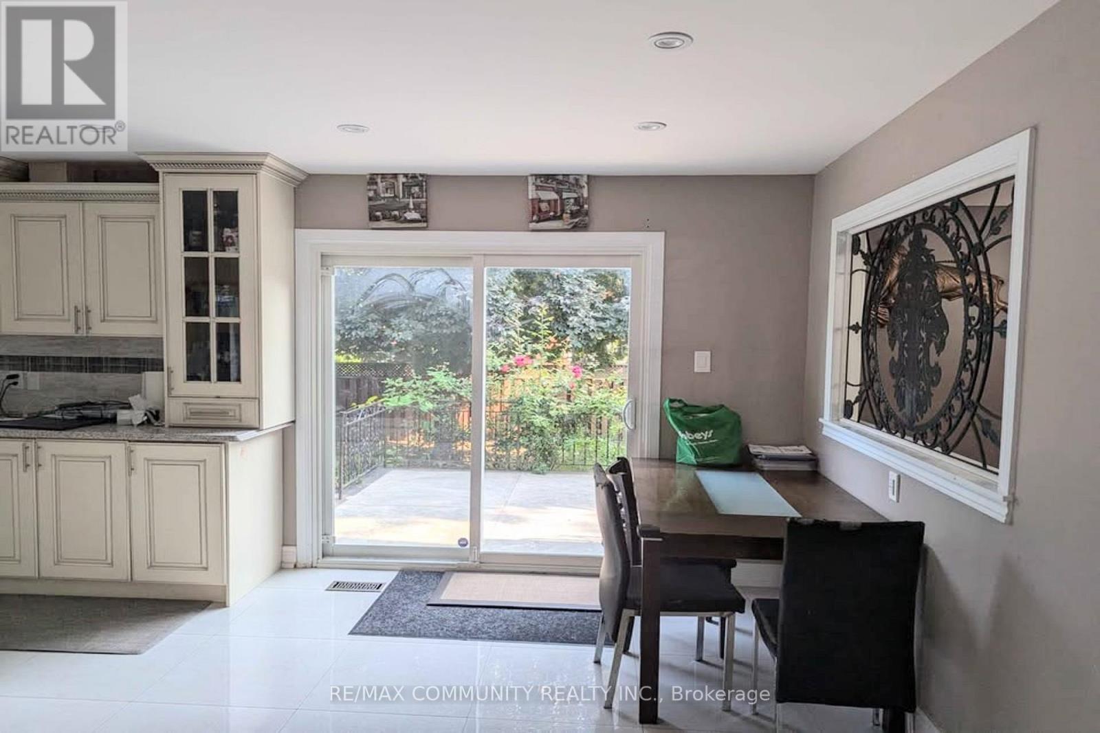 81 Oxford Street, Richmond Hill (Mill Pond), Ontario  L4C 4L6 - Photo 5 - N12765074