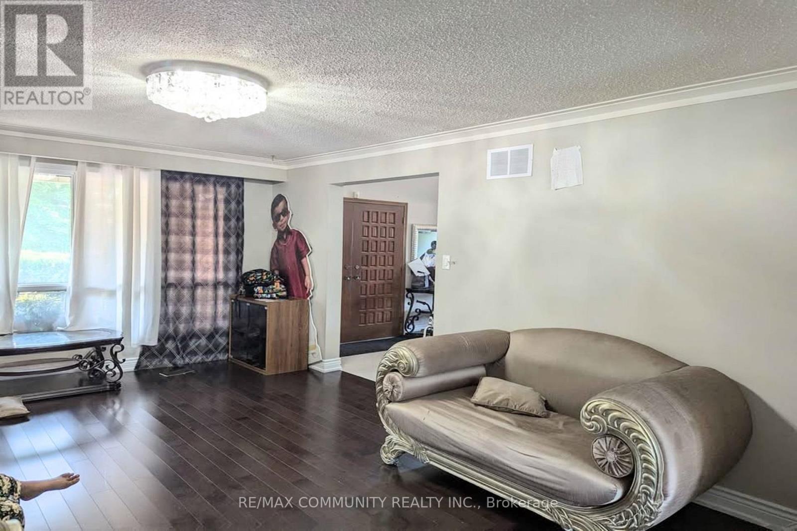 81 Oxford Street, Richmond Hill (Mill Pond), Ontario  L4C 4L6 - Photo 6 - N12765074