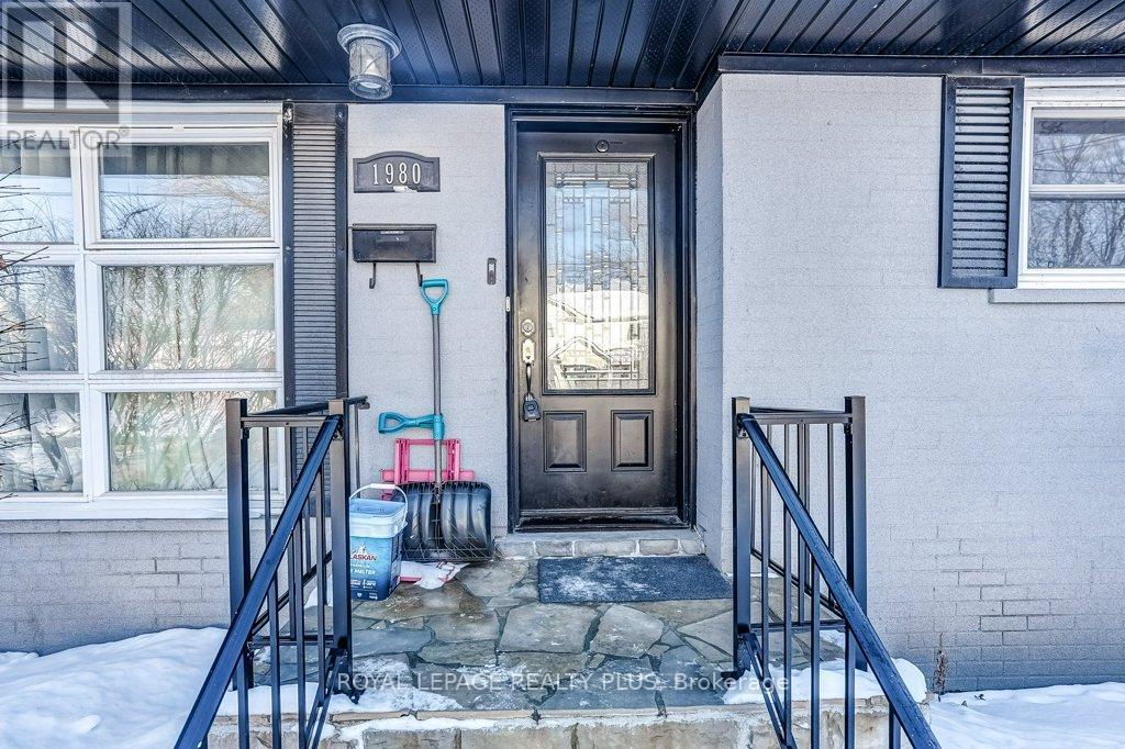 1980 Hartland Drive, Mississauga, Ontario  L5J 1M6 - Photo 4 - W12765178