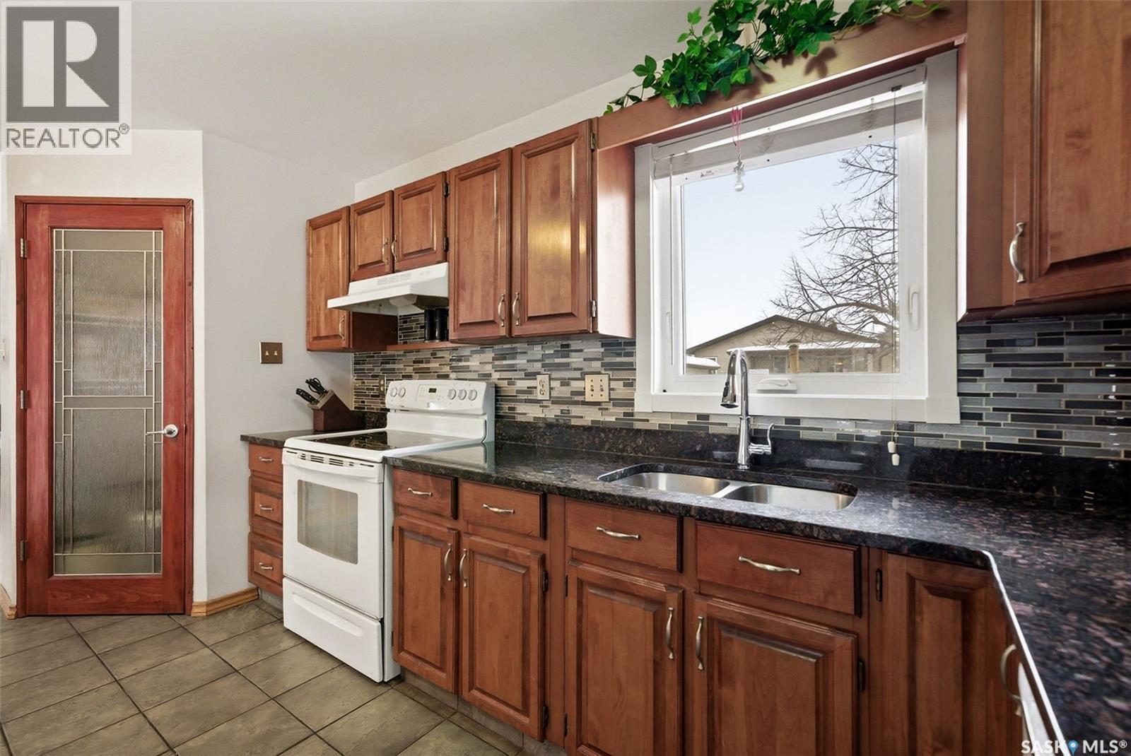 1243 James Crescent, Regina, Saskatchewan  S4N 6A4 - Photo 8 - SK027900