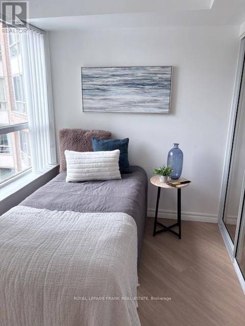 1702 - 717 Bay Street, Toronto (Bay Street Corridor), Ontario  M5G 2J9 - Photo 5 - C12765404
