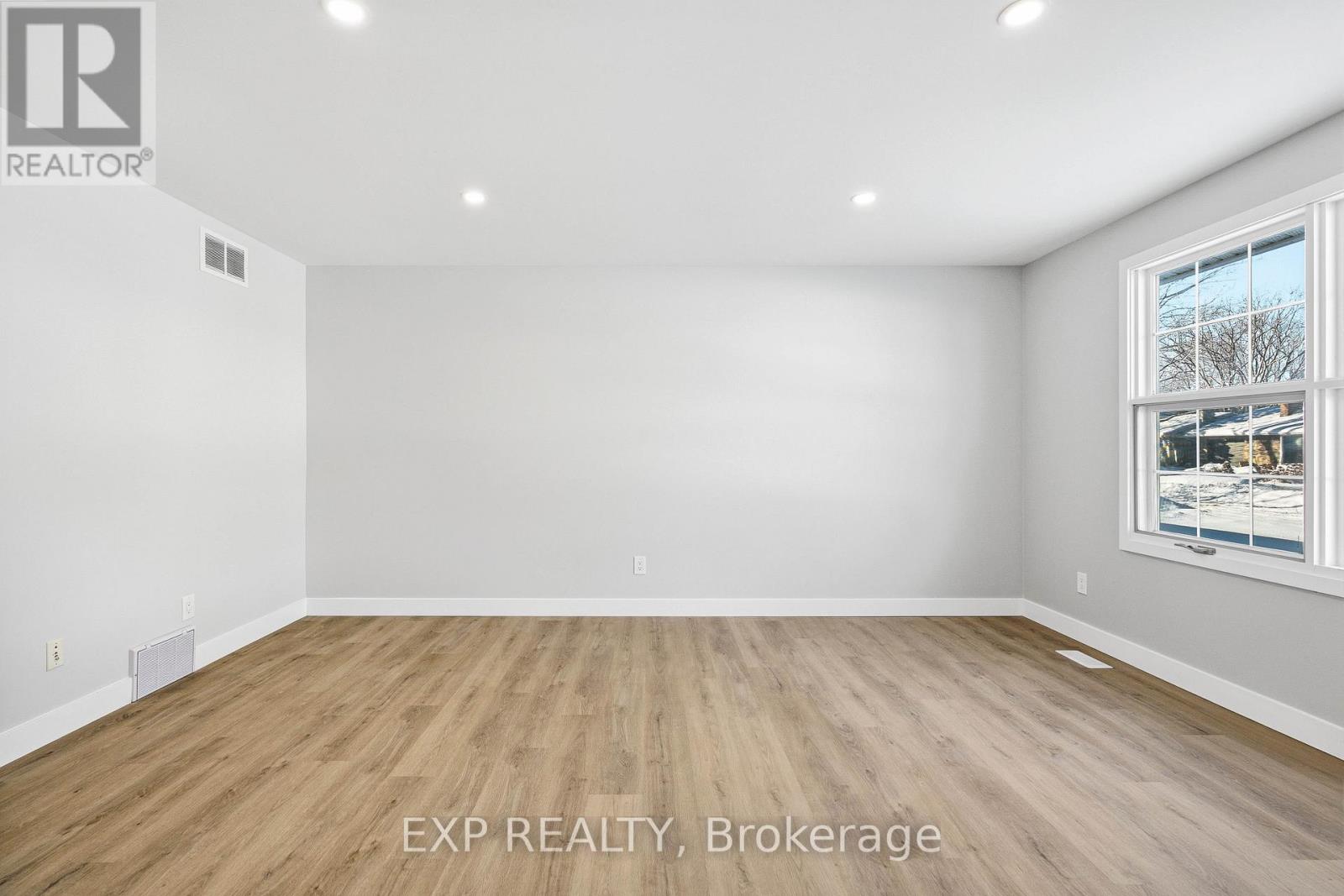 2158 Fillmore Crescent, Ottawa, Ontario  K1J 6A4 - Photo 5 - X12765344