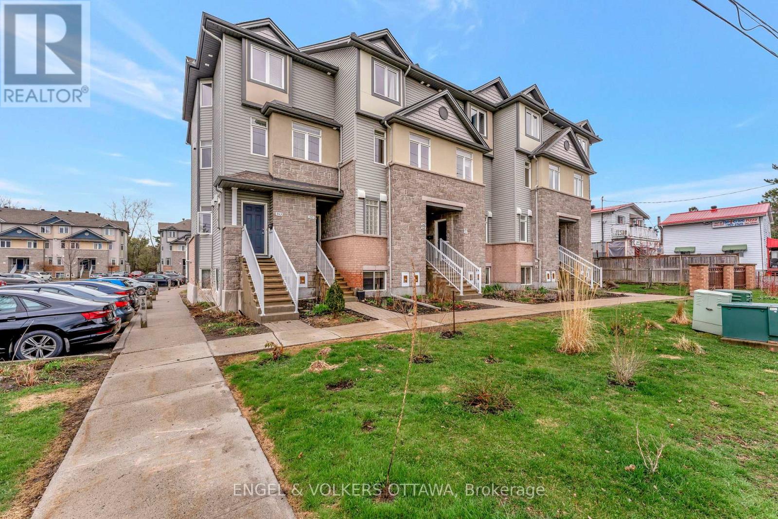 33 - 949 Cummings Avenue, Ottawa, Ontario  K1J 7R9 - Photo 2 - X12765394