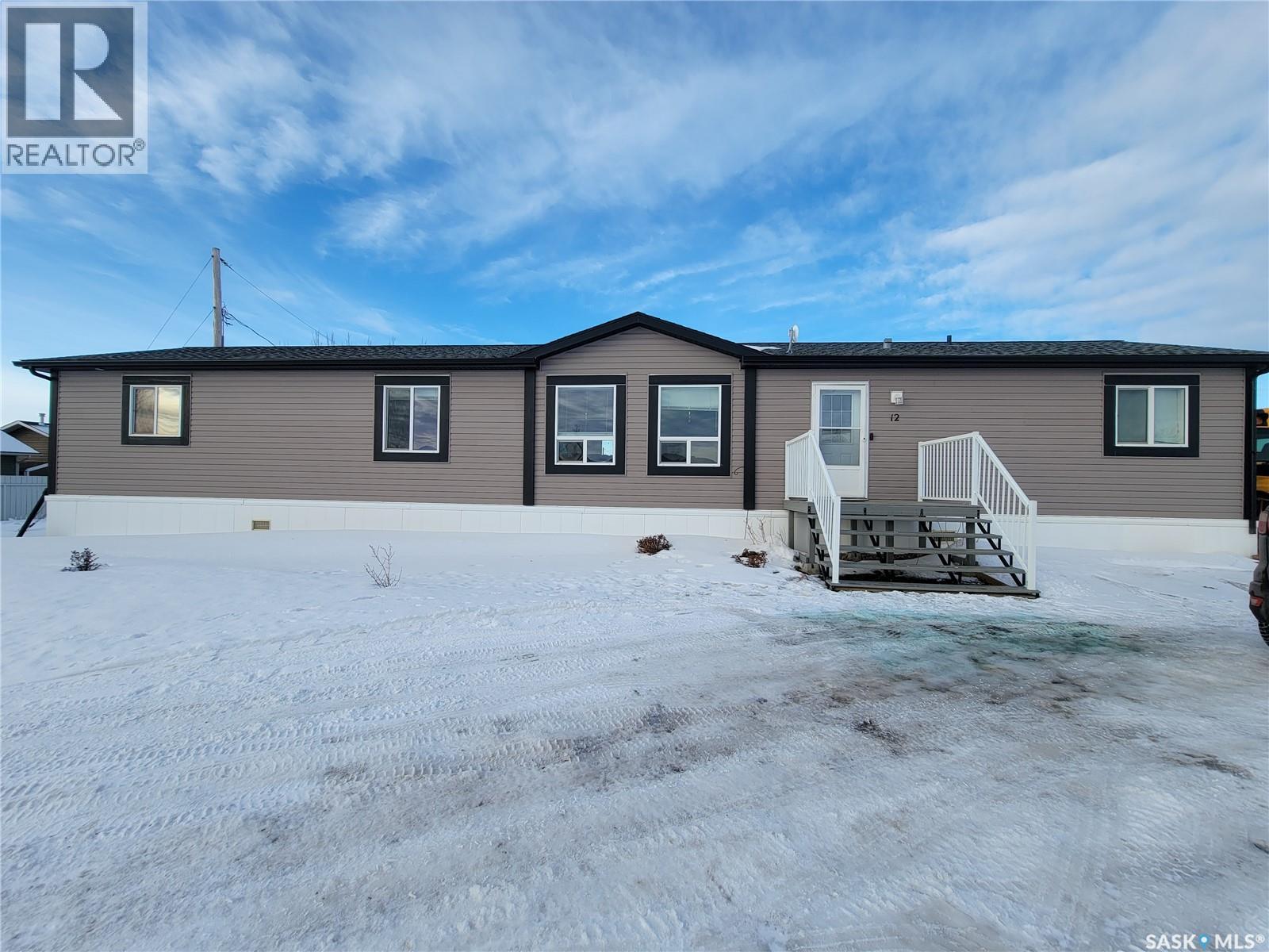 11 & 12 Mirror Place, Macklin, Saskatchewan  S0L 2C0 - Photo 1 - SK028056
