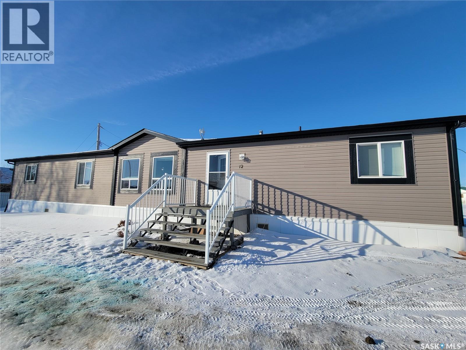 11 & 12 Mirror Place, Macklin, Saskatchewan  S0L 2C0 - Photo 2 - SK028056