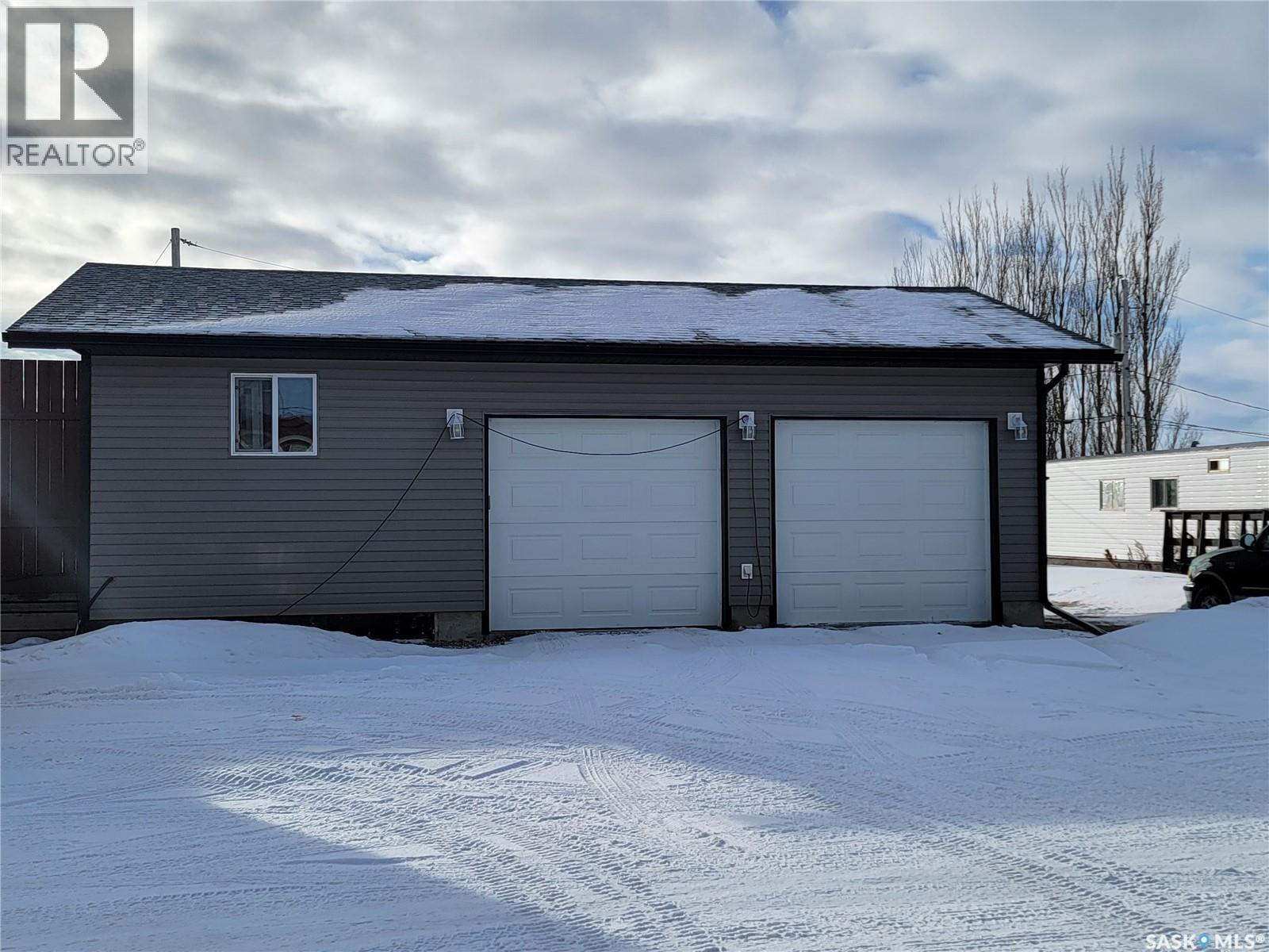 11 & 12 Mirror Place, Macklin, Saskatchewan  S0L 2C0 - Photo 5 - SK028056