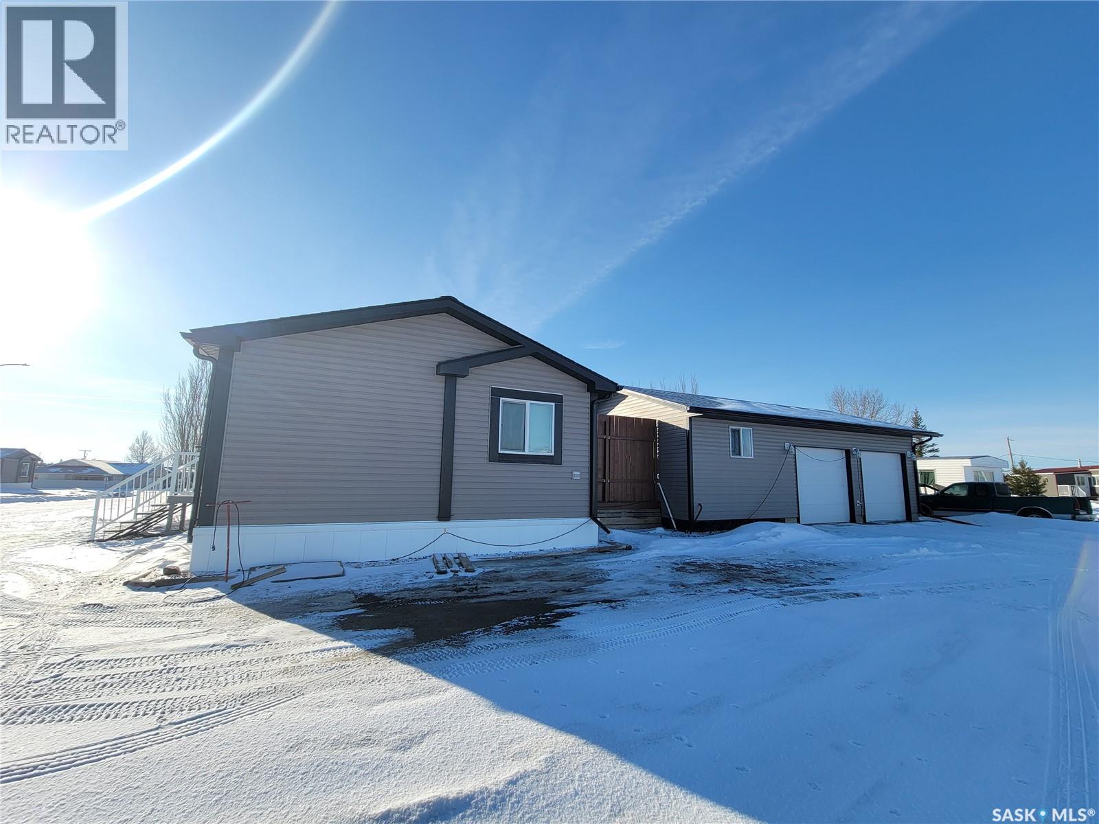 11 & 12 Mirror Place, Macklin, Saskatchewan  S0L 2C0 - Photo 4 - SK028056