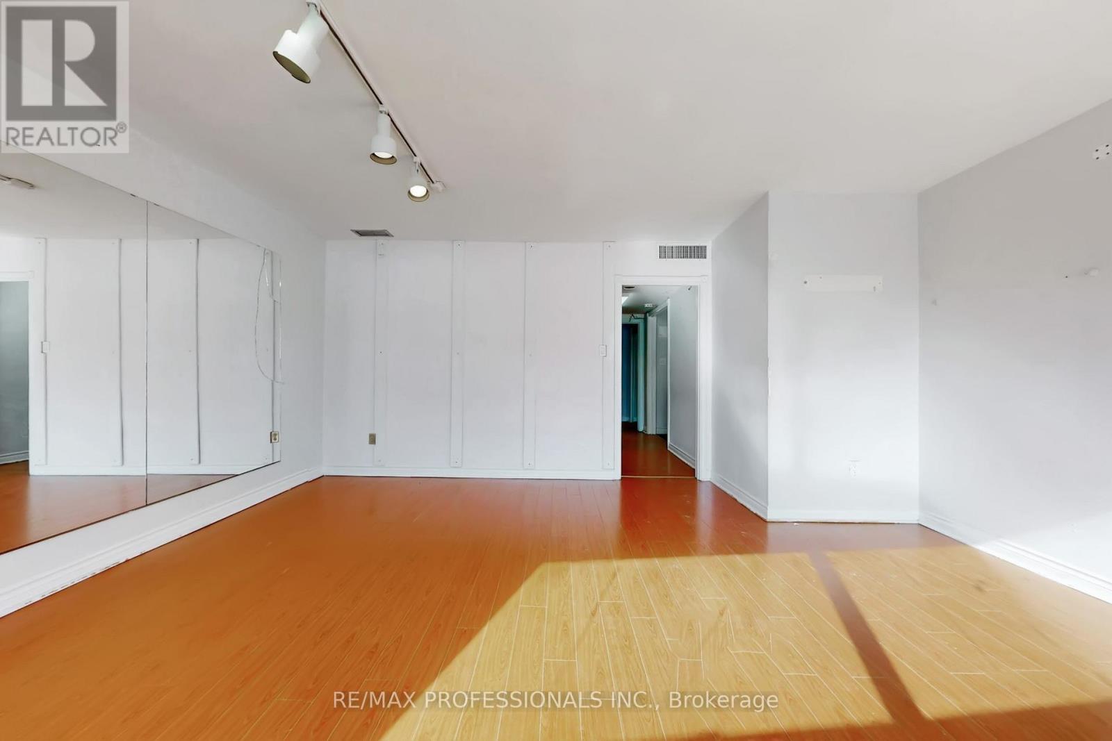 566 Sheppard Avenue W, Toronto, Ontario  M3H 2R9 - Photo 18 - C12765426