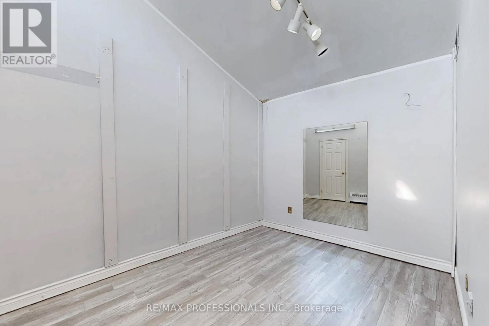 566 Sheppard Avenue W, Toronto, Ontario  M3H 2R9 - Photo 31 - C12765426