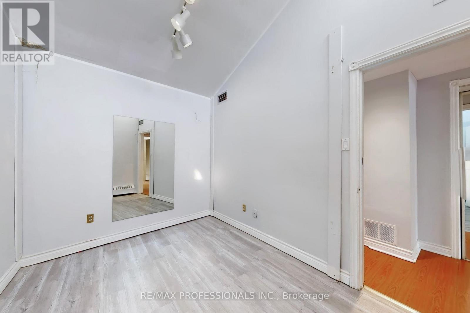 566 Sheppard Avenue W, Toronto, Ontario  M3H 2R9 - Photo 32 - C12765426