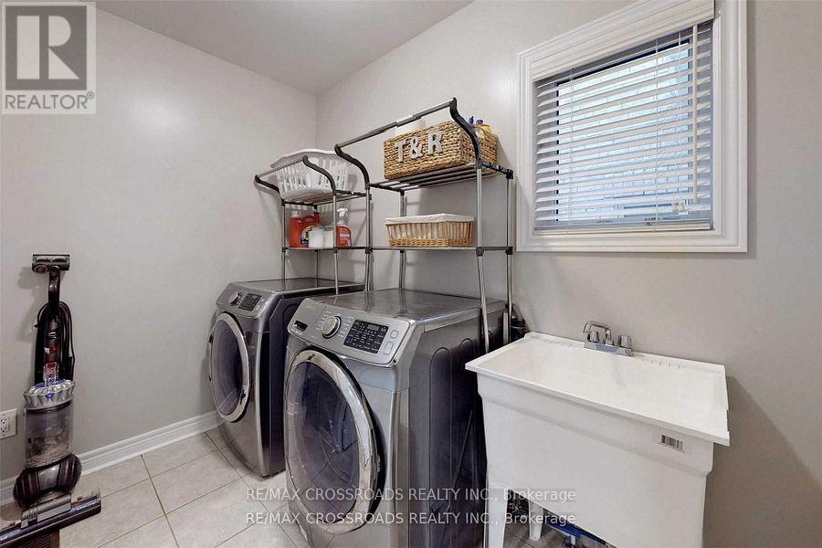 62 Romanelli Crescent, Bradford West Gwillimbury (Bradford), Ontario  L3Z 0X7 - Photo 34 - N12765244