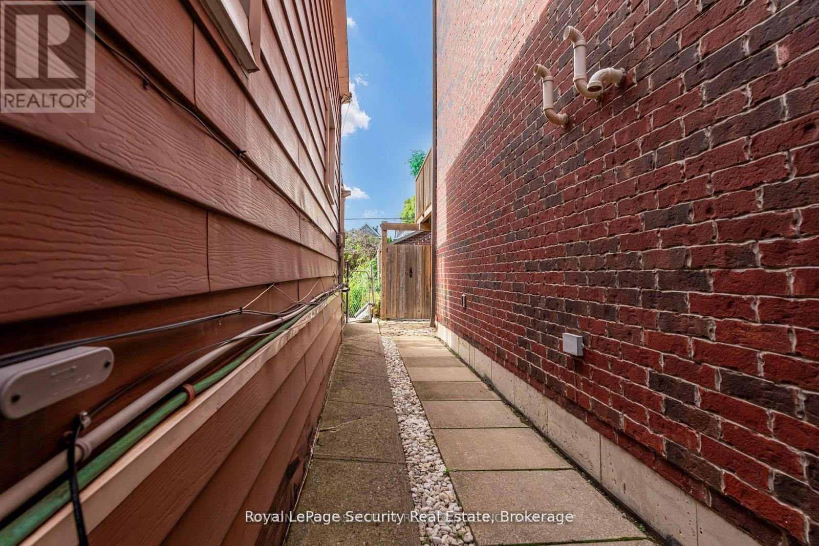 B - 184 Bartlett Avenue, Toronto, Ontario  M6H 3G1 - Photo 30 - W12765184